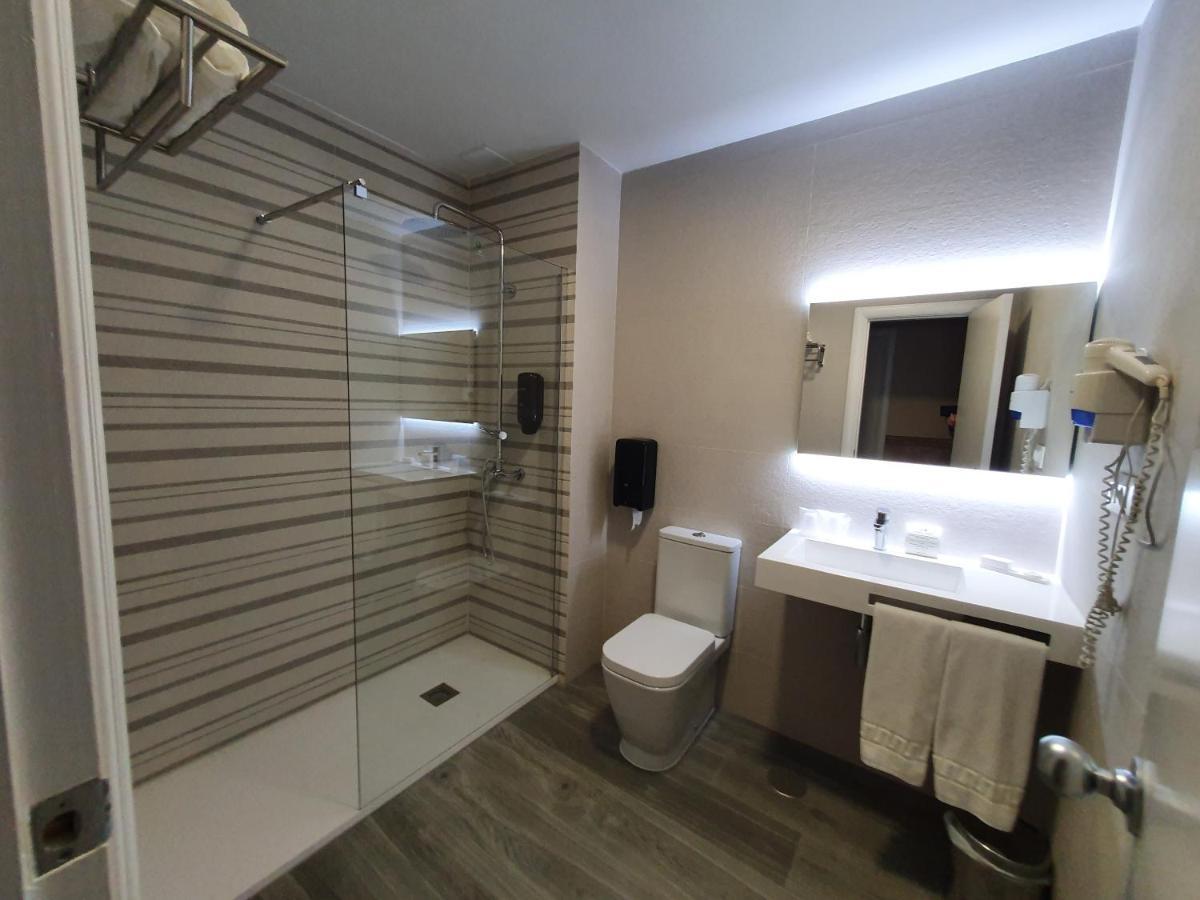 Hotel Azar Plasencia Bagian luar foto