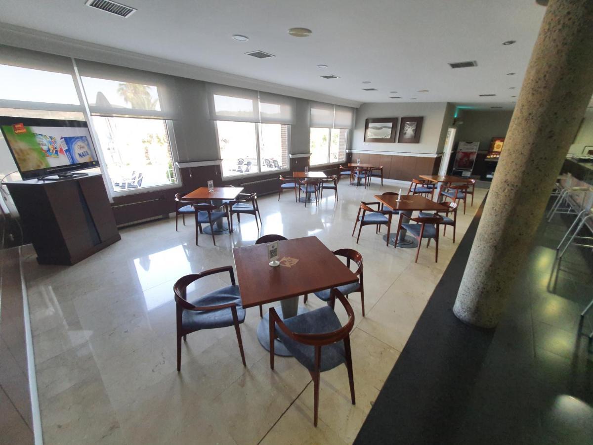 Hotel Azar Plasencia Bagian luar foto