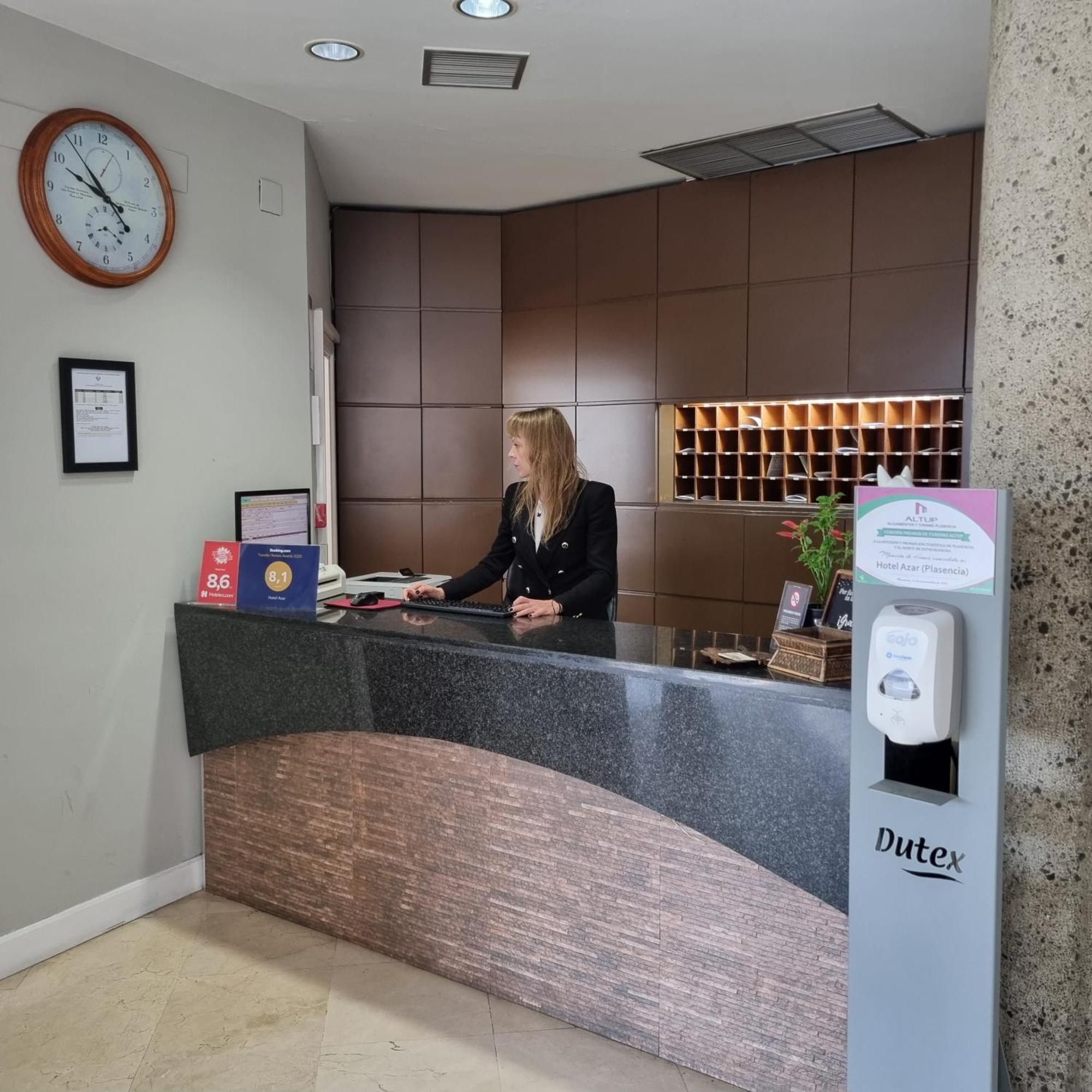 Hotel Azar Plasencia Bagian luar foto