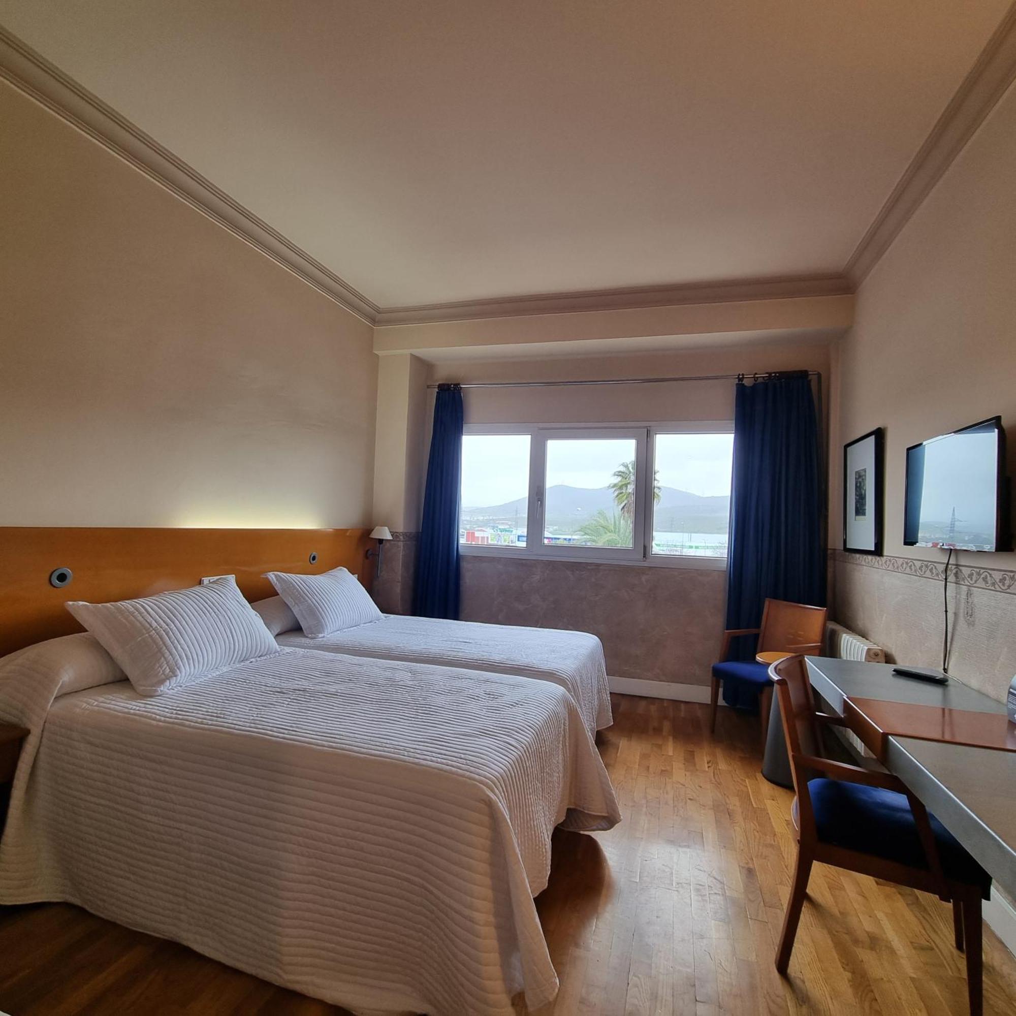 Hotel Azar Plasencia Bagian luar foto