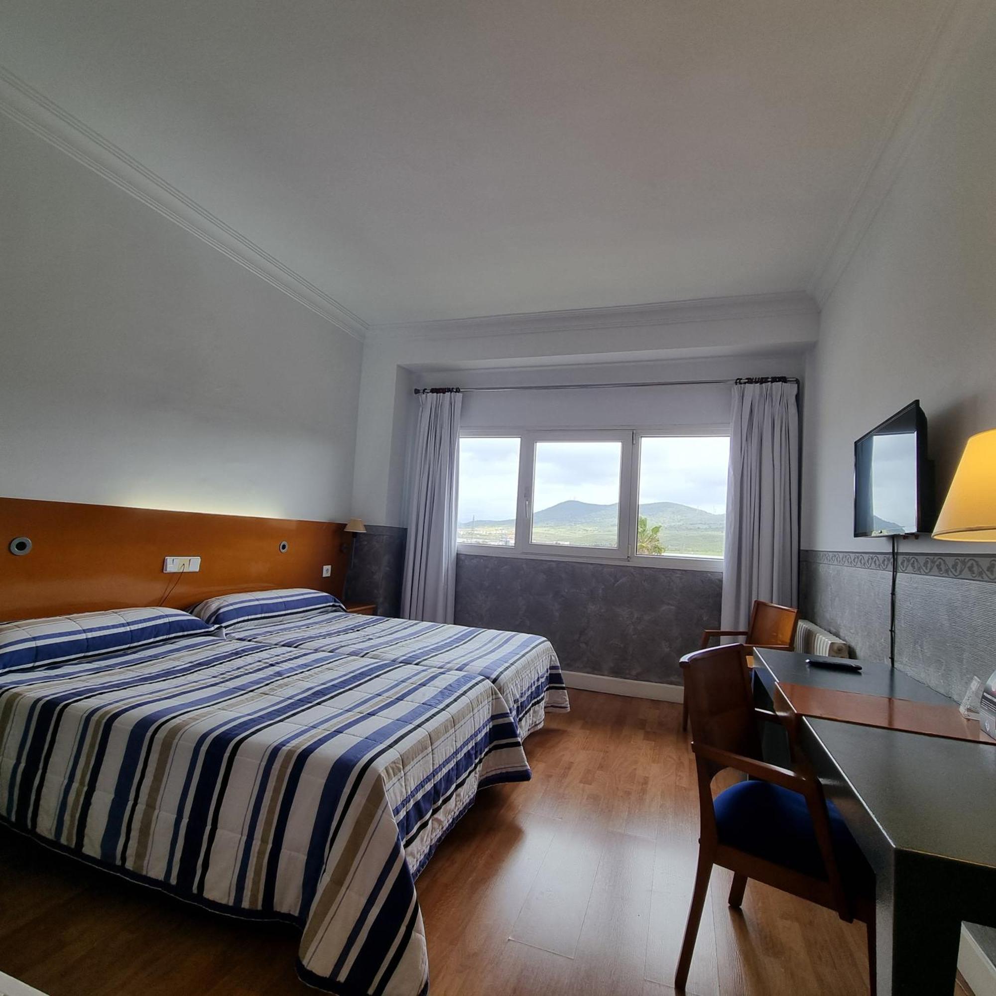 Hotel Azar Plasencia Bagian luar foto