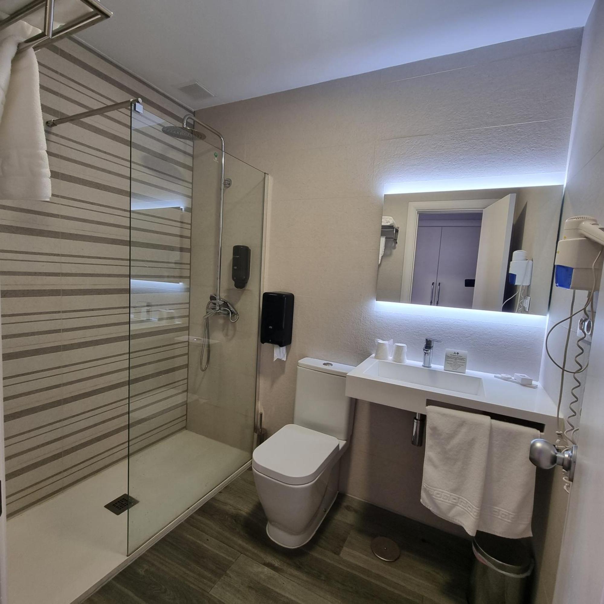 Hotel Azar Plasencia Bagian luar foto