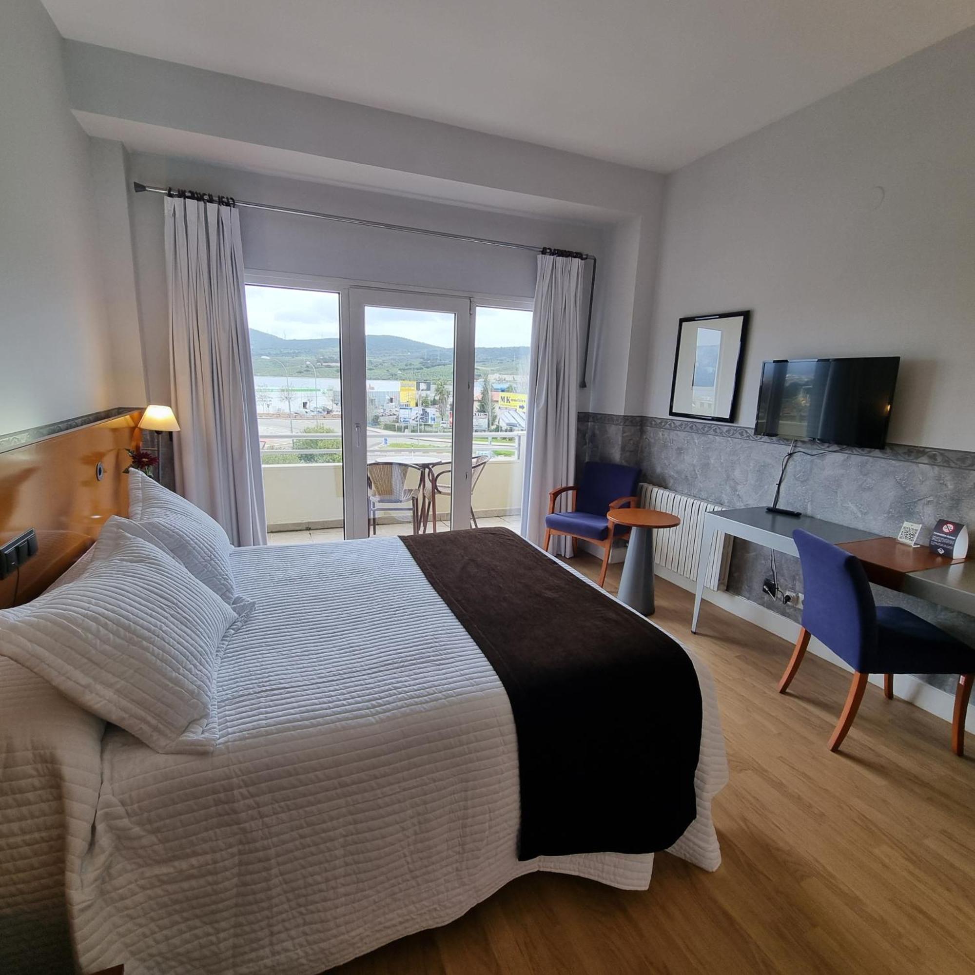 Hotel Azar Plasencia Bagian luar foto