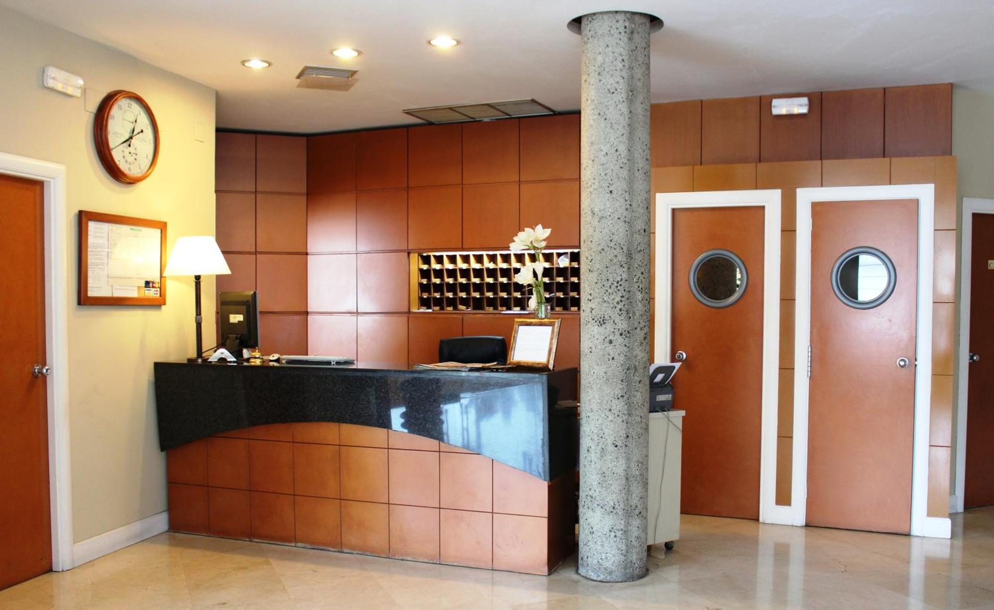 Hotel Azar Plasencia Bagian luar foto