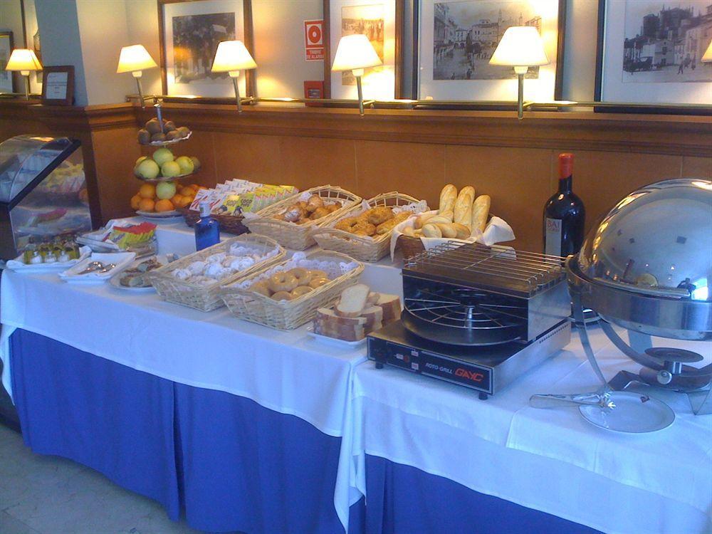 Hotel Azar Plasencia Bagian luar foto