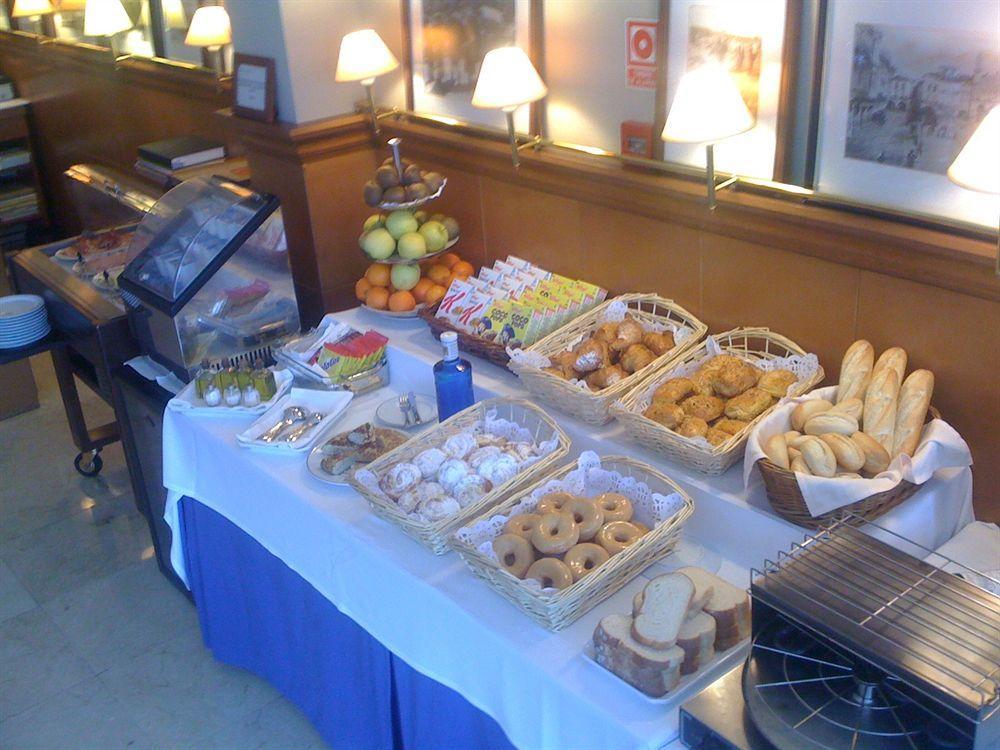 Hotel Azar Plasencia Bagian luar foto