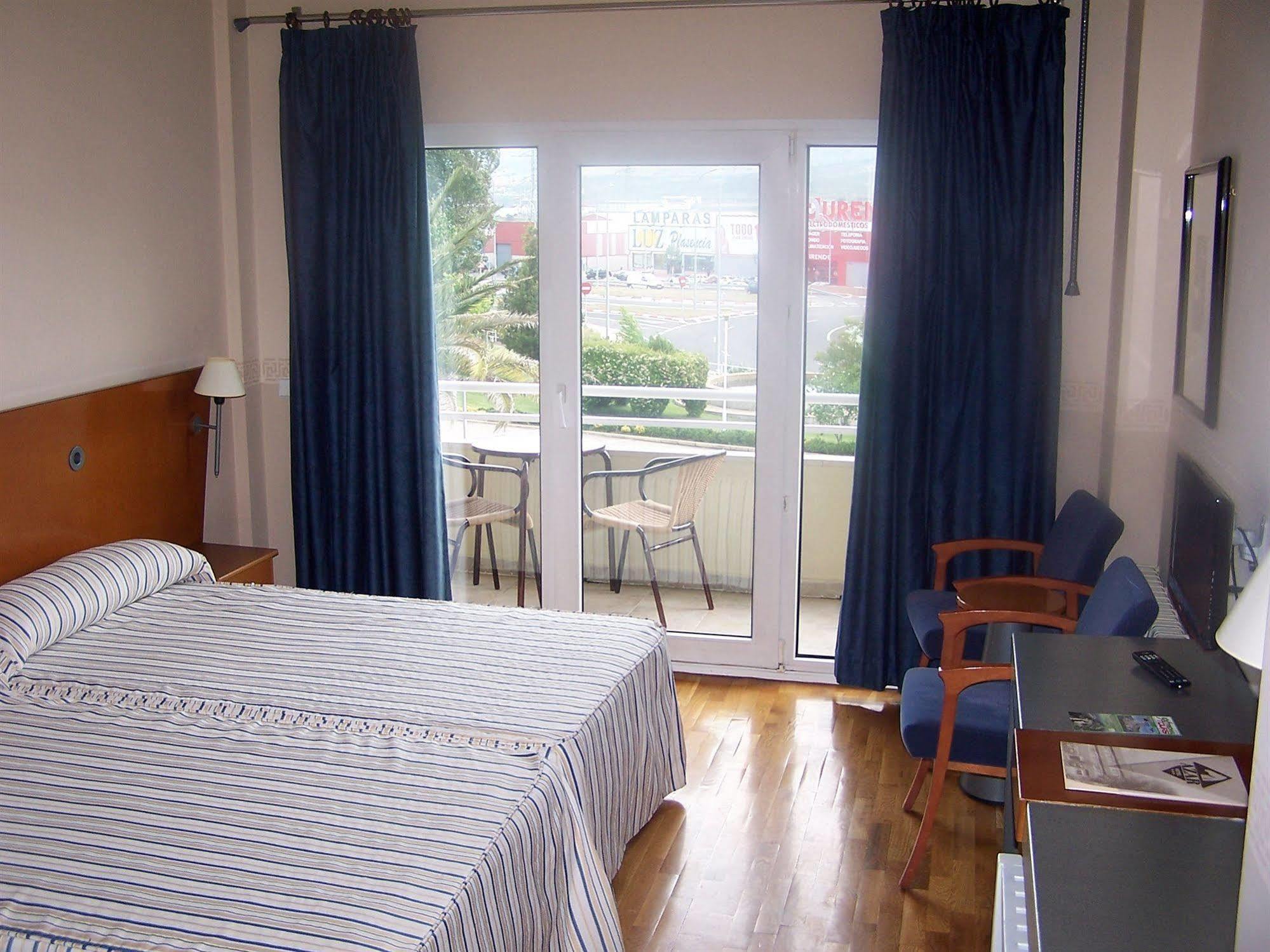 Hotel Azar Plasencia Bagian luar foto